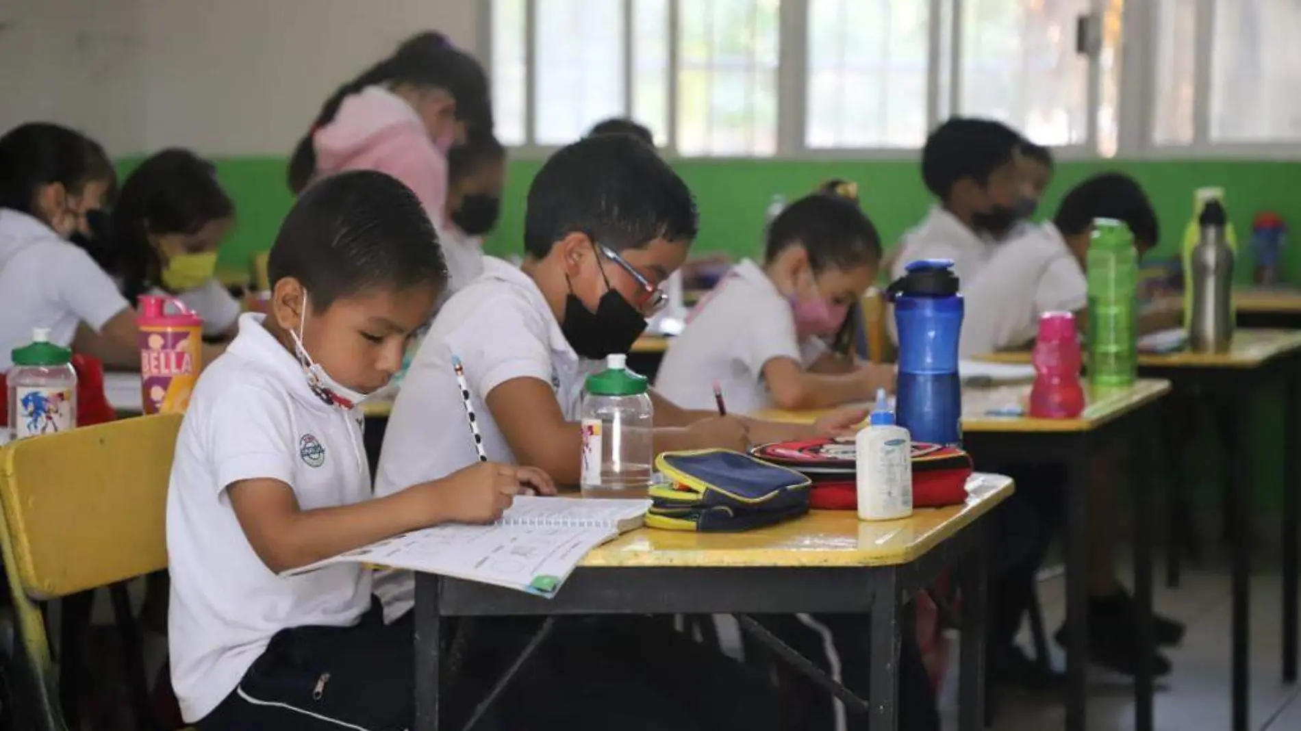 niños en la escuela